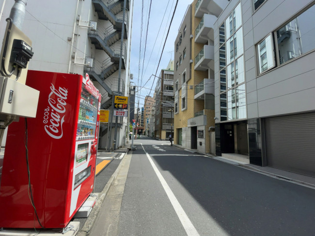 神田東松下町飯田鋲螺ビル前面の通り