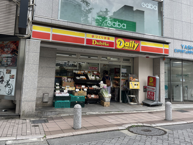 徒歩1分のデイリーヤマザキ赤坂3丁目店