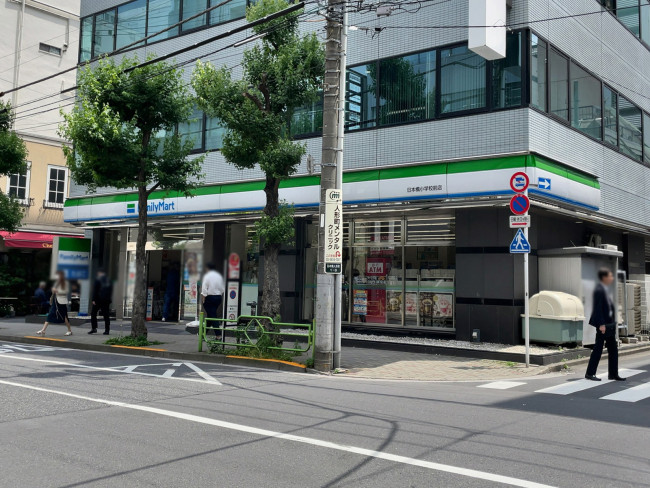 徒歩1分のファミリーマート 日本橋小学校前店