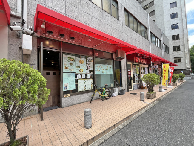 付近には飲食店が充実