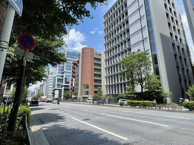 銀泉新橋第2ビル前面の日比谷通り