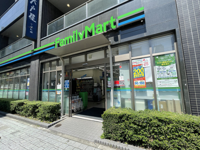 向かいのファミリーマート フレッサイン新橋店