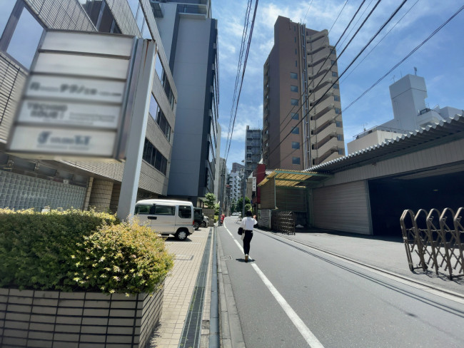 トーワ西新宿ビル前面の通り