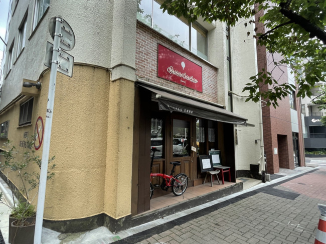 周辺には飲食店が点在