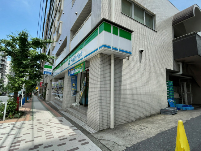 徒歩2分のファミリーマート 新宿天神町店