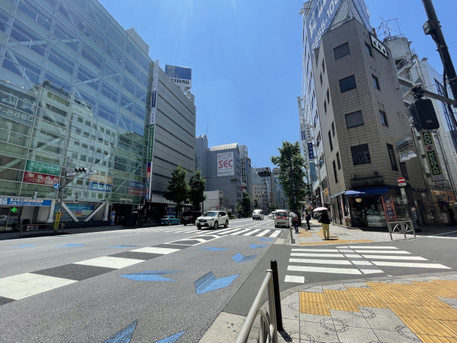 神田IKビル前面の通り