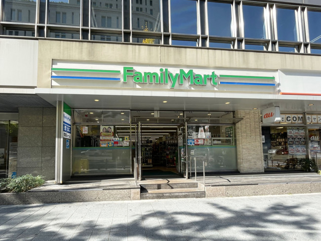 付近のファミリーマート 本町四丁目店