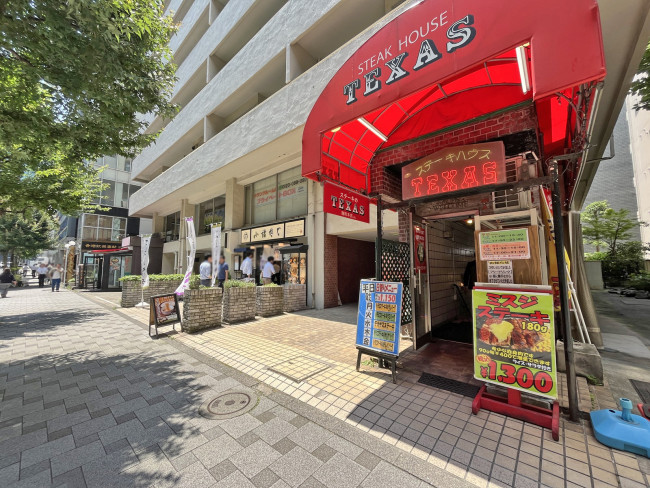 付近には飲食店が充実