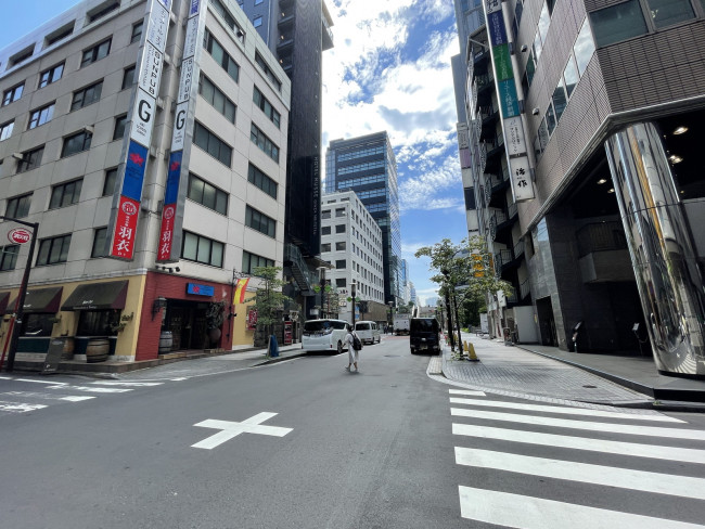 全国燃料会館前面の通り