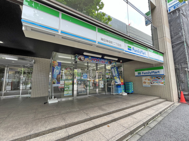 徒歩2分のファミリーマート神田神保町二丁目店