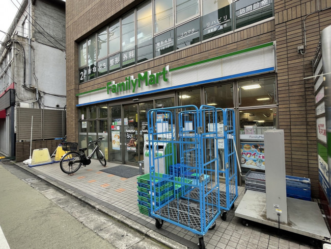 徒歩2分のファミリーマート学芸大学駅西店