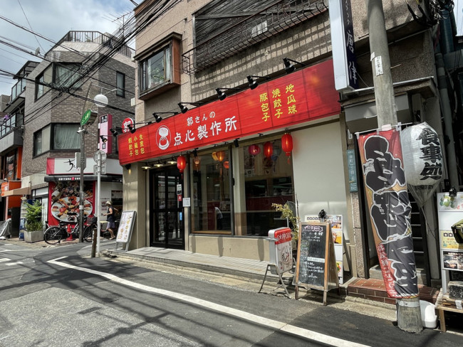 徒歩圏内には飲食店が複数あり