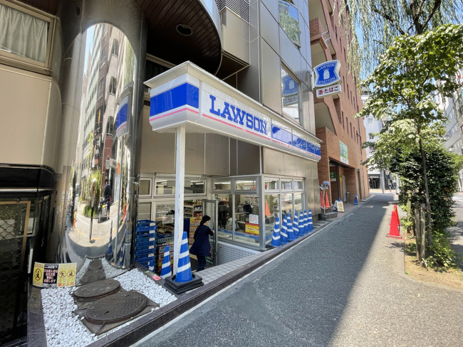 並びのローソン 新宿三丁目駅前店