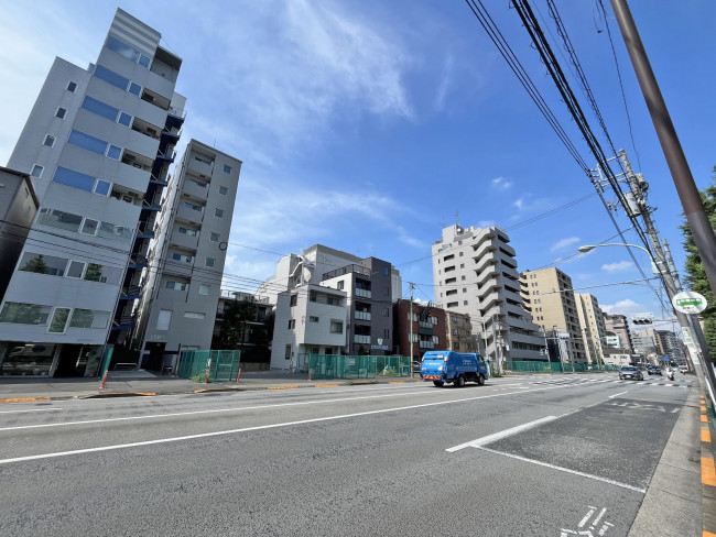 コロナ社第三ビル前面の不忍通り