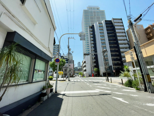 翁ビル前面の通り