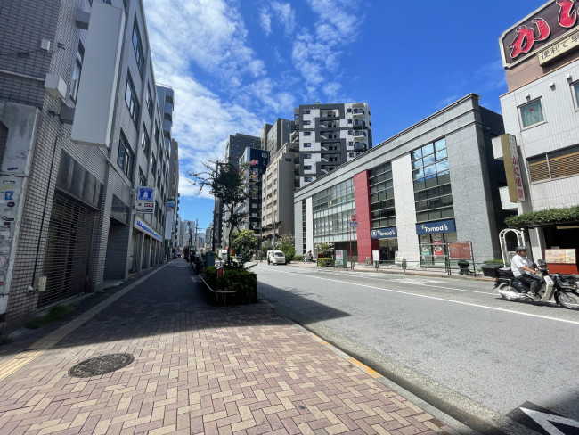 西新宿IKビル前面の通り