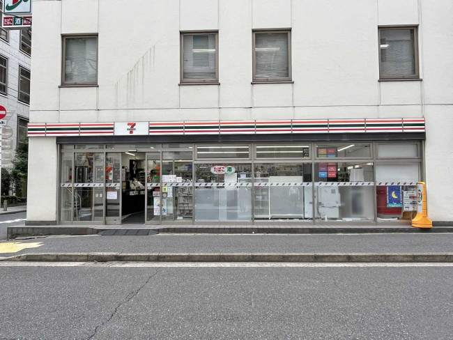 徒歩1分のセブンイレブン神田錦町二丁目店