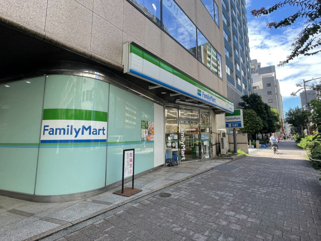 徒歩2分のファミリーマート新宿十二社店