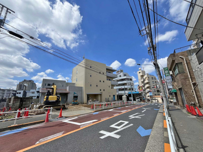 萩ビル前面の夏目坂通り