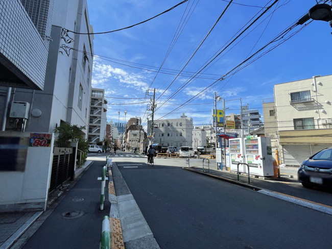 アポロ池袋ビル前面の通り