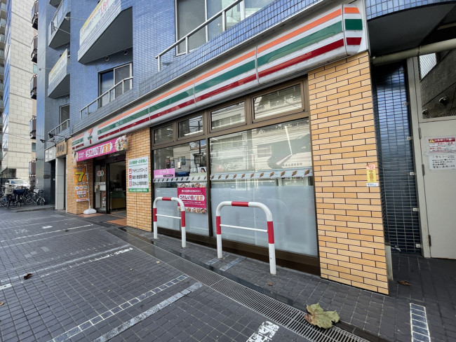 並びのセブンイレブン高田馬場小滝橋店