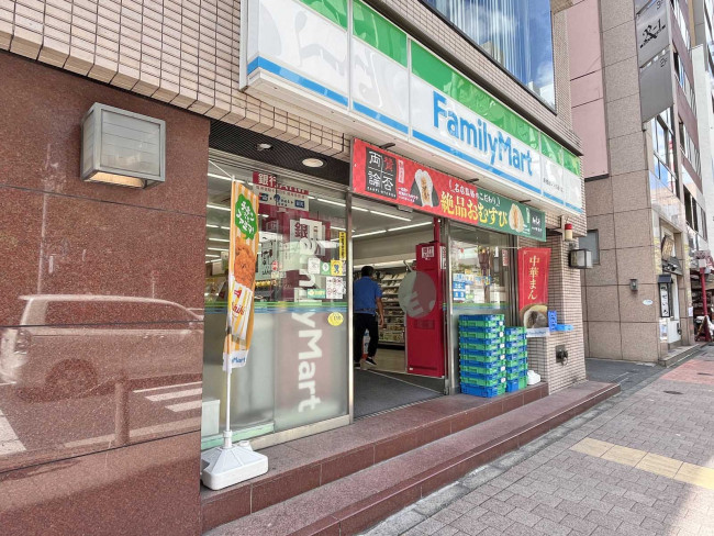 徒歩2分のファミリーマート新橋赤レンガ通り店