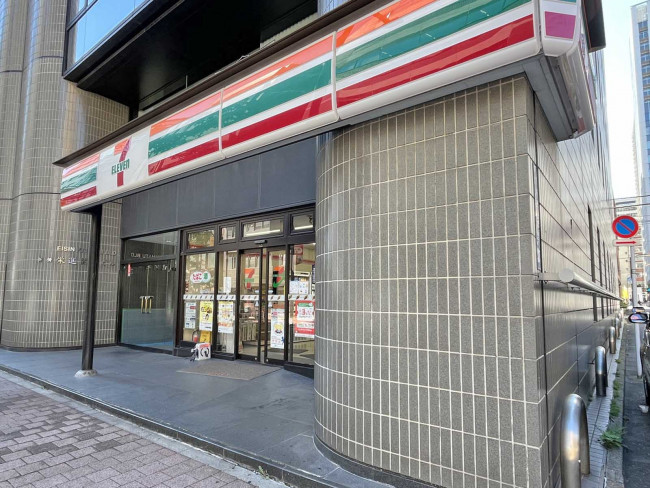 向かいの通りのセブンイレブン新橋五丁目店