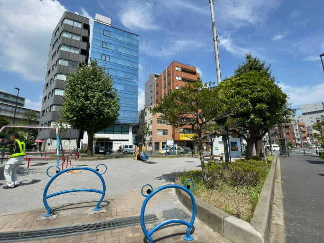 ビル前の深川一丁目児童遊園