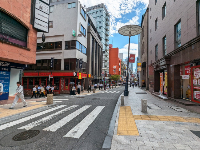 Round Bell 赤坂ビル前面の一ツ木通り