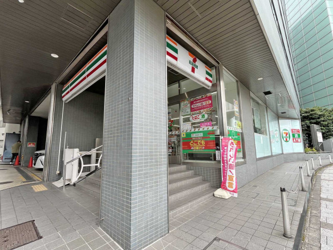 隣のセブンイレブン京王新宿三丁目ビル店