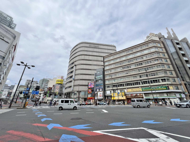 京王新宿追分ビル前面の甲州街道