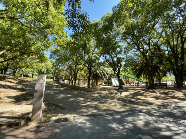 向かいにある江坂公園