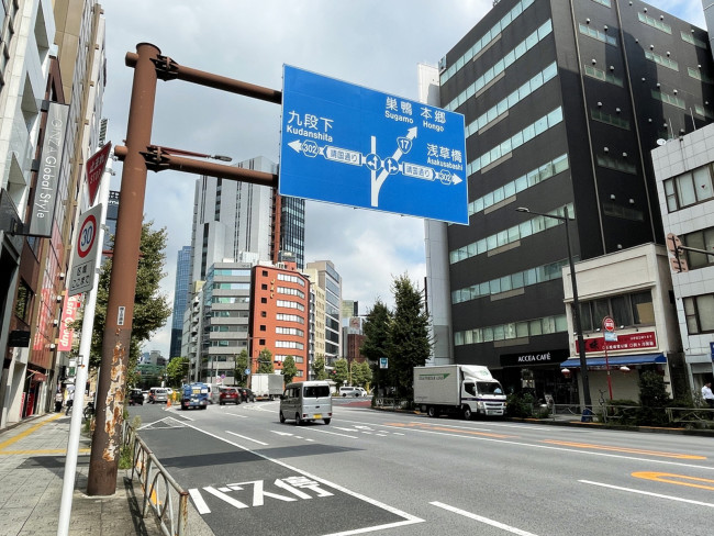 芝信神田ビル前面の中央通り