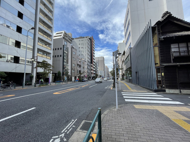 根津宮本ビル前面の通り