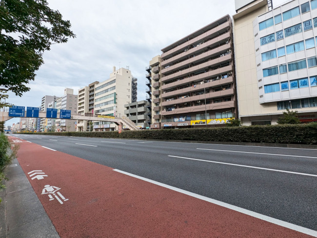 建物前面の京葉道路