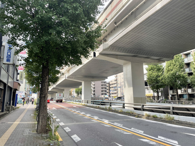 アーク笹塚ビル前面の甲州街道