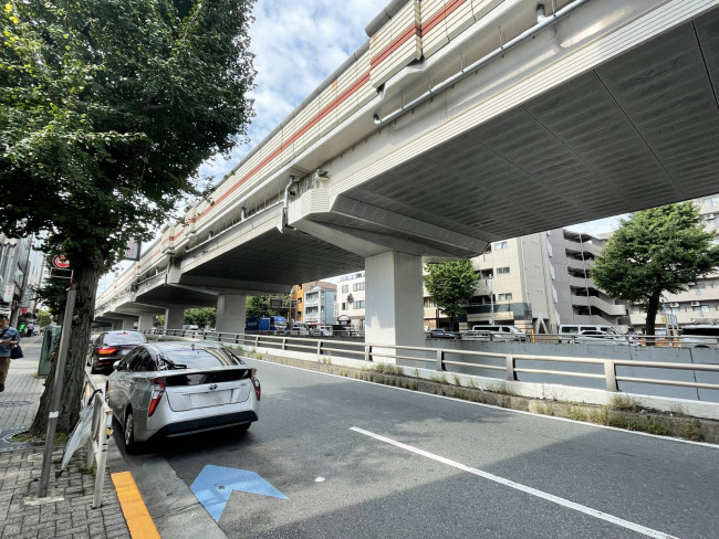 大原アジアビル前面の甲州街道