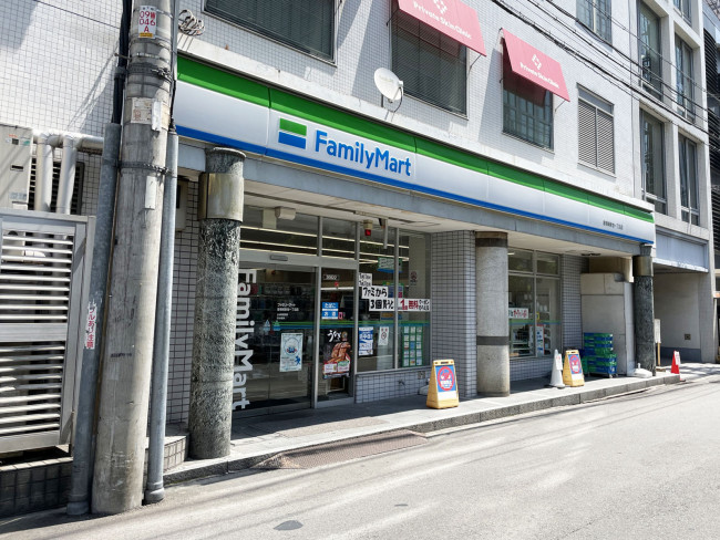 徒歩2分のファミリーマート 曽根崎新地一丁目店