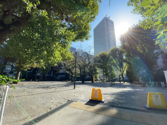 ビル前の豊島区立東池袋公園