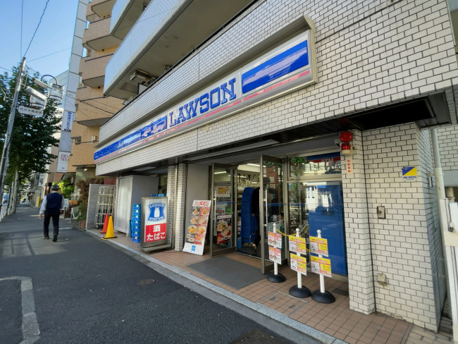 徒歩2分のローソン 代々木一丁目店