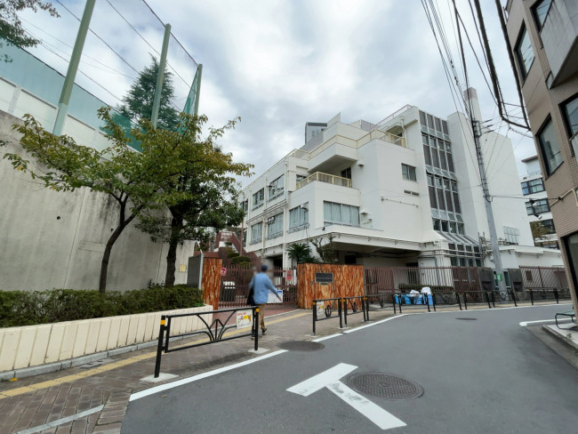 近くの渋谷区立常磐松小学校