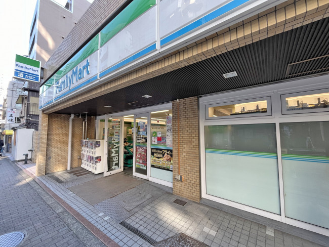 同じ並びのファミリーマート三田聖坂下店