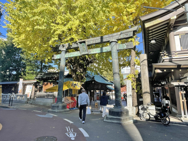 向かいの湯島天満宮