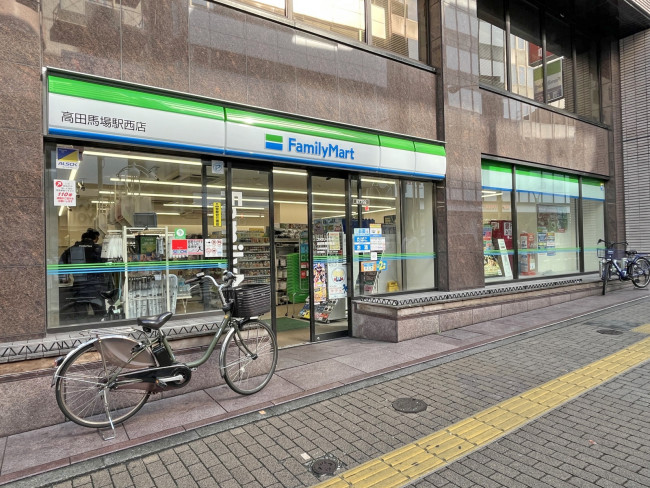 向かいの通りのファミリーマート高田馬場駅西店