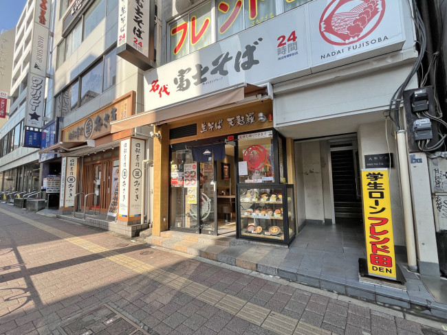 付近には飲食店が充実