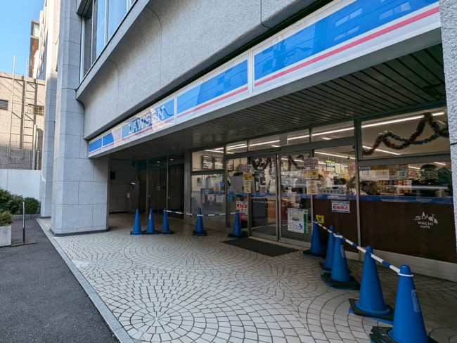 徒歩2分のローソン 青山骨董通店