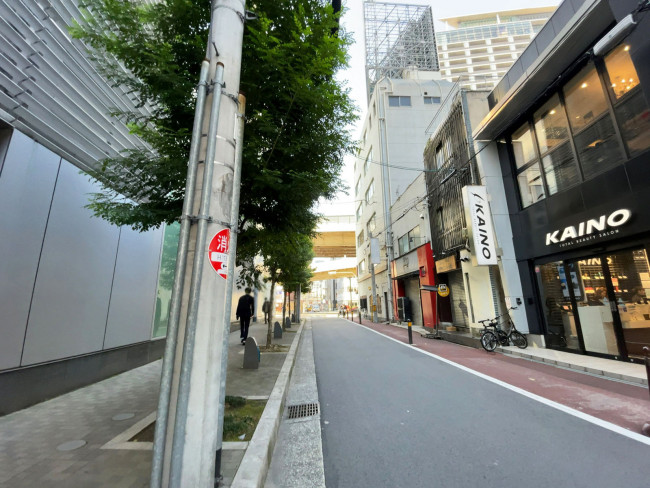 アラカワビル前面の通り