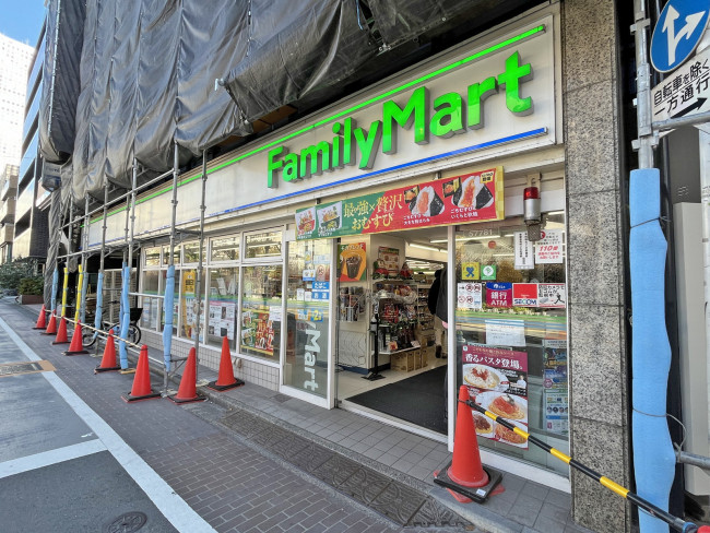同じ並びのファミリーマート南池袋店