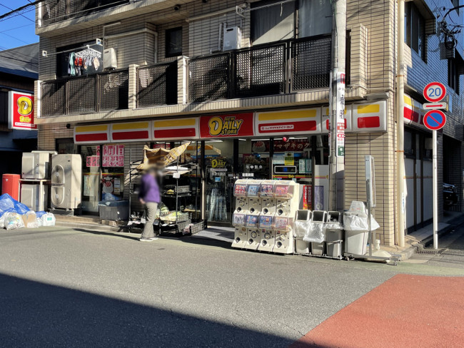 駅付近のニューヤマザキデイリーストア根津北嶋店