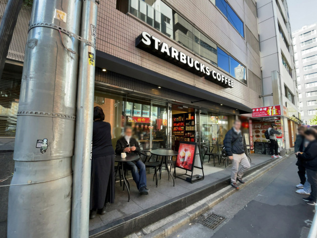 徒歩1分のスターバックスコーヒー 新宿南口店